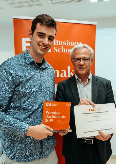 Adrià Ribas, alumne de segon curs de CFGS en màrqueting i publicitat de l’ETG2, guanyador del premi batxillerat d’EAE Business School