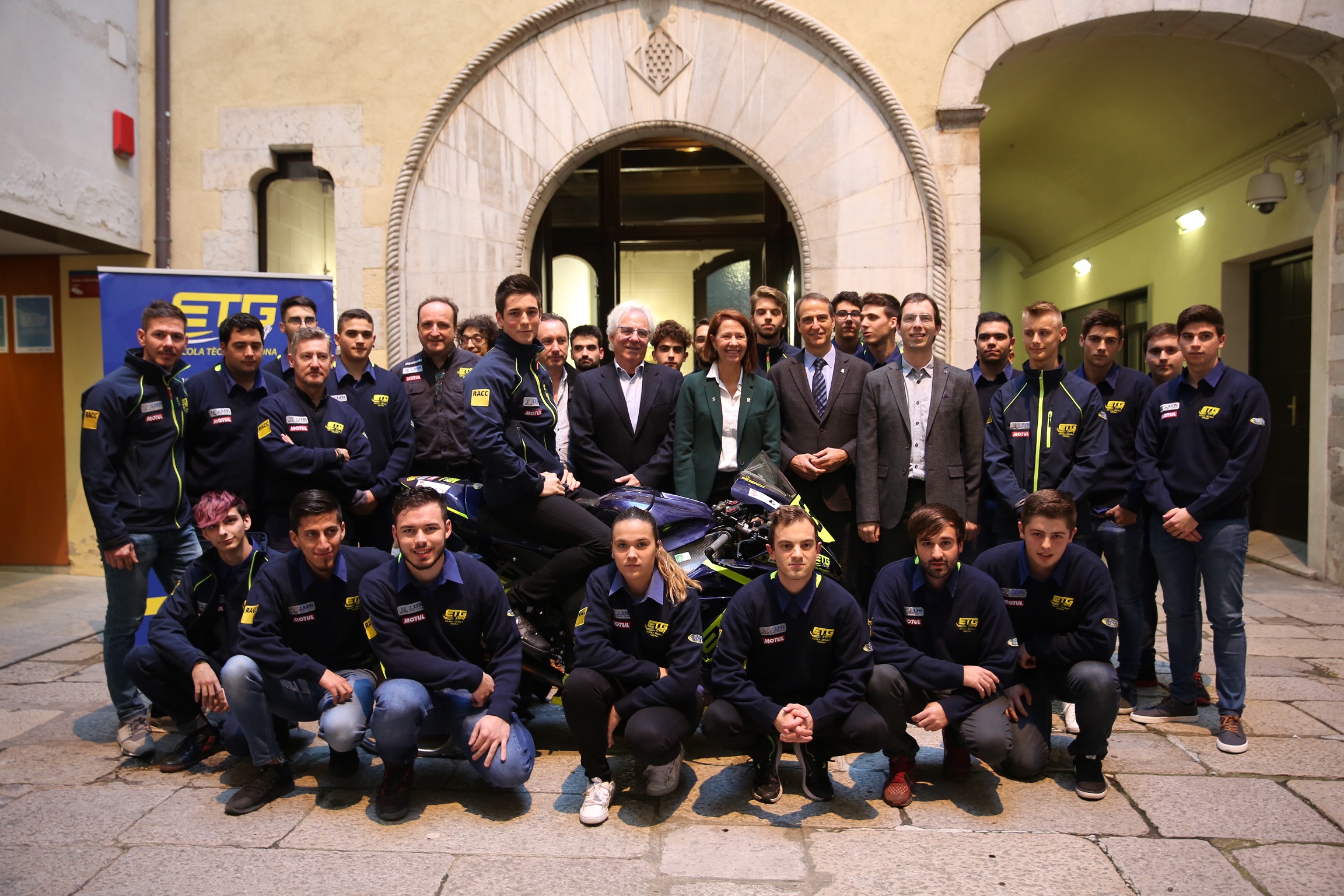 L’Ajuntament de Girona reconoce el mérito deportivo del piloto Xavi Pinsach y del equipo ETG Racing