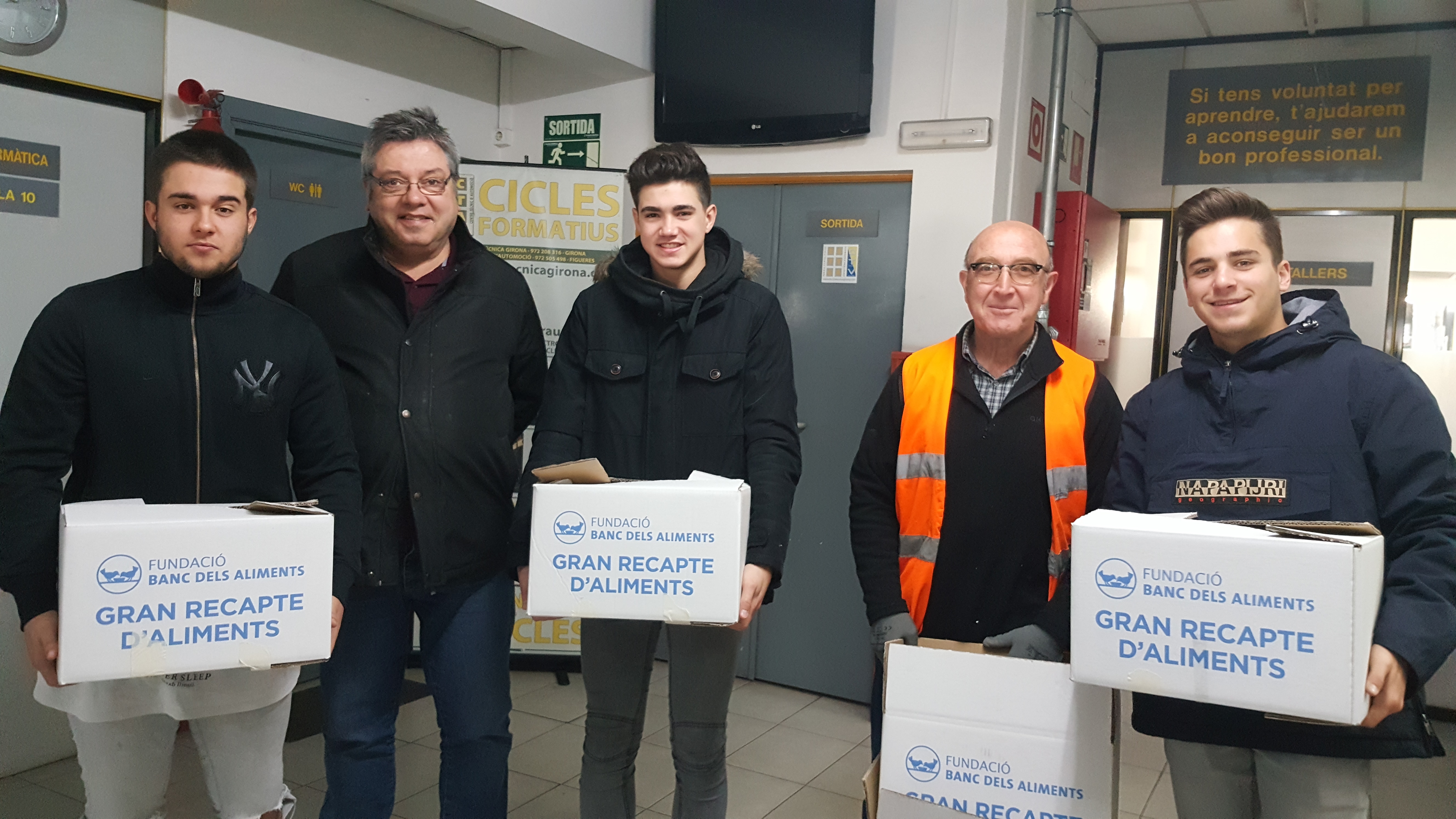 Els alumnes de l'Escola Tècnica Girona recapten aliments